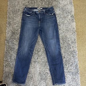 Shaping skinny Levi jeans